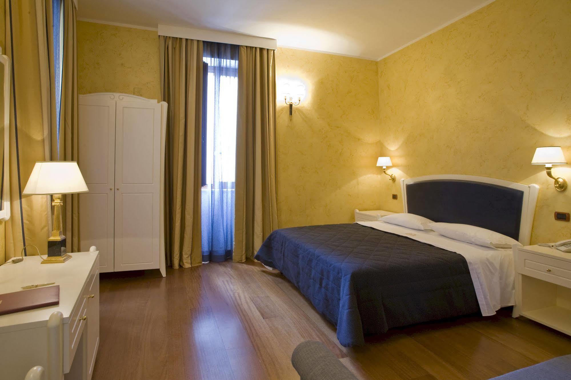 Hotel Rojan Сульмона Экстерьер фото