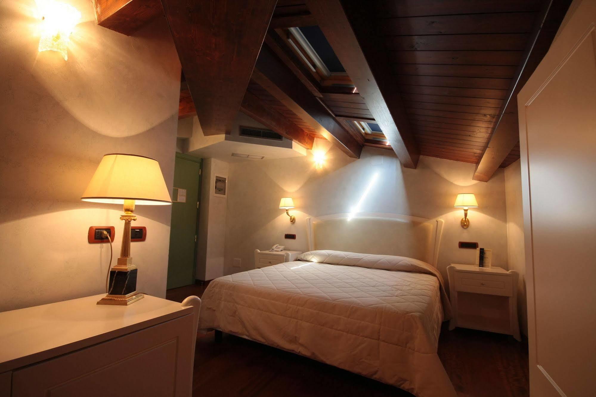 Hotel Rojan Сульмона Экстерьер фото