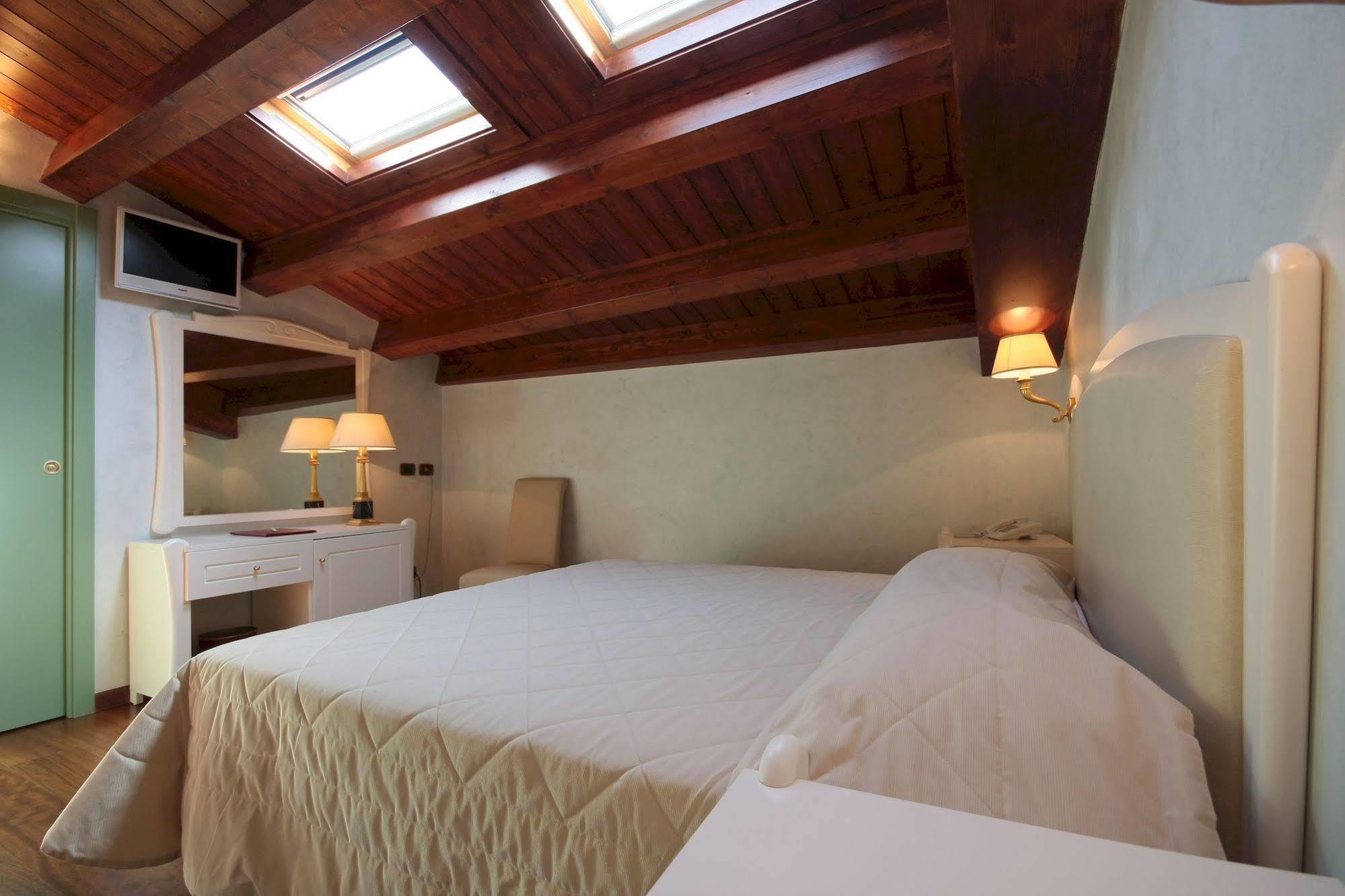 Hotel Rojan Сульмона Экстерьер фото