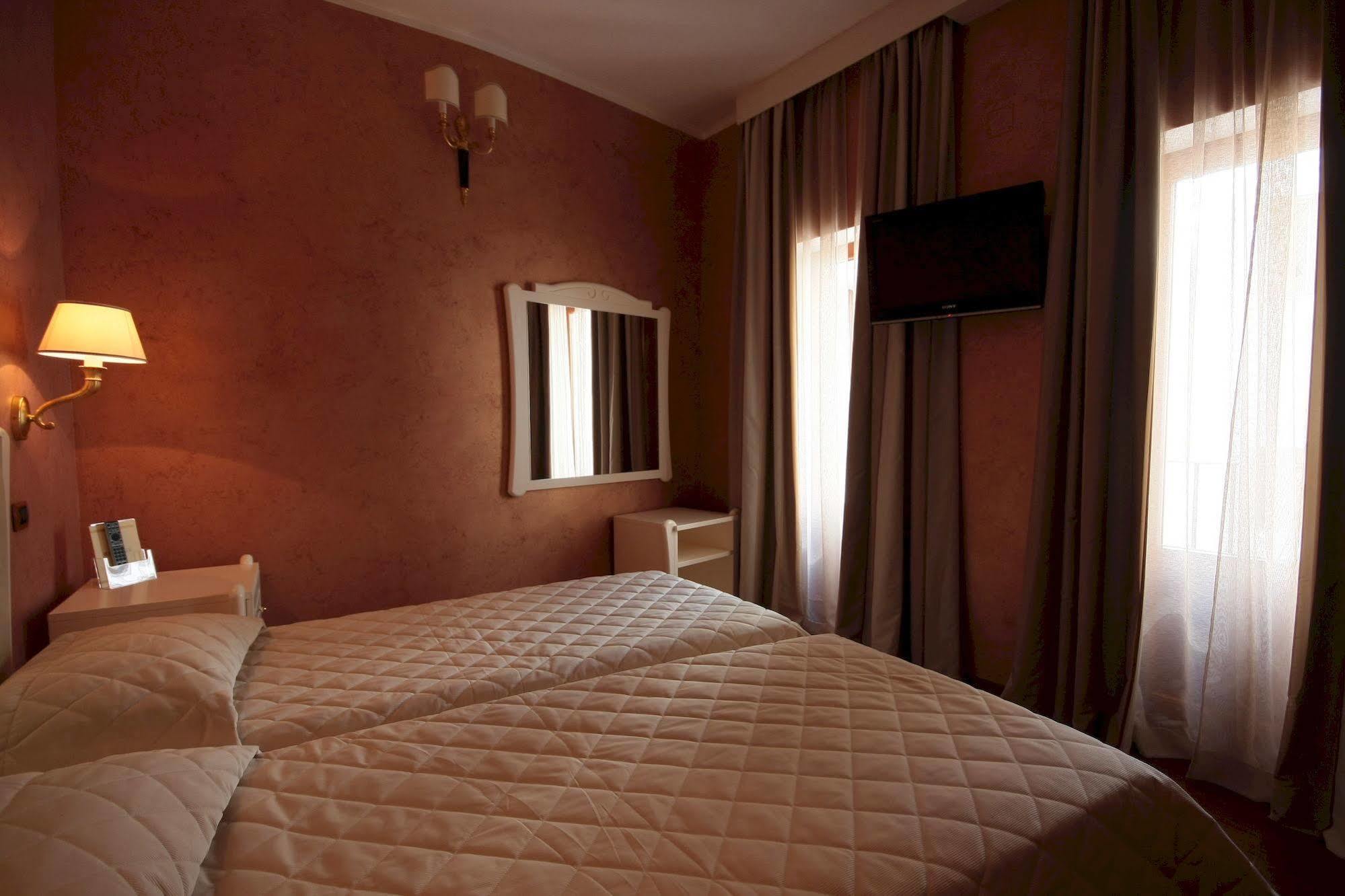 Hotel Rojan Сульмона Экстерьер фото